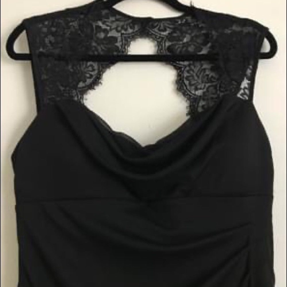 Black lace keyhole fitted dress